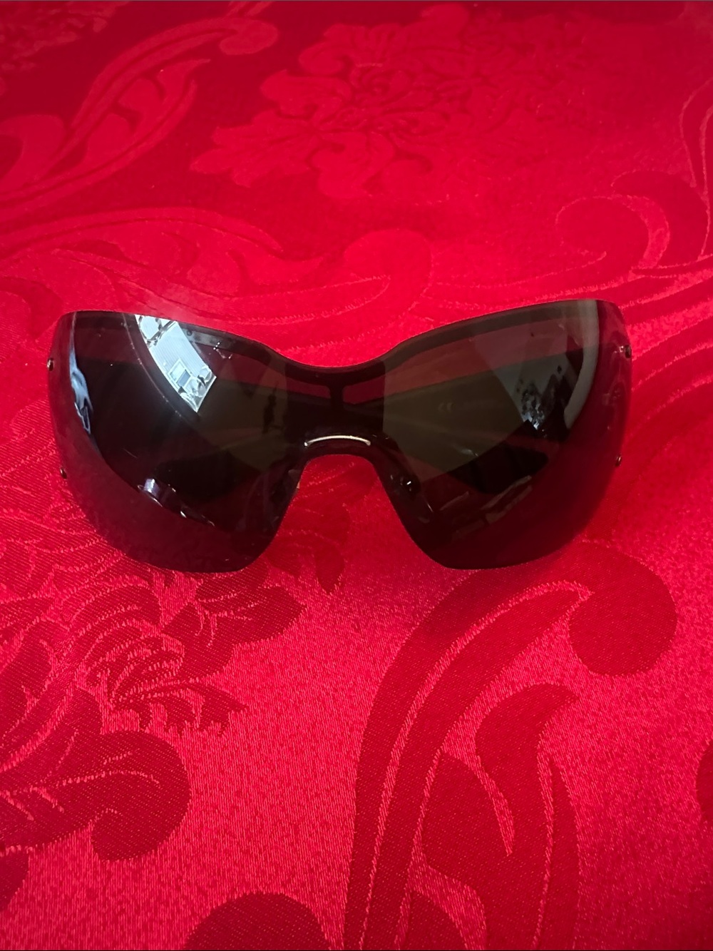 Beautiful Brand New Gucci Women's Wraparound Shield Sunglasses - Black